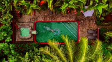 Kosta Rika 'nın Quepos şehrinde orman havuzu. Drone . Kosta Rika Ormanları arasında güzel bir yüzme havuzu. 