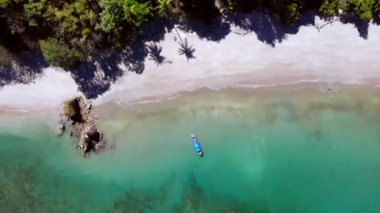 Tortuga Kosta Rika adasında İHA saldırısı. Yüksek kalite 4k görüntü