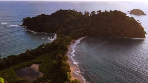 アントニオ マヌエル国立公園の日没時のドローン撮影 黄金の時間だ コスタリカ 高品質4K映像 — ストック動画
