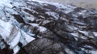 İzlanda 'da bir buzulun üzerinde uçan insansız hava aracı, kirli buz kayaları. Yüksek kalite 4k görüntü