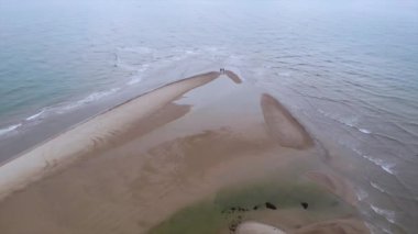 Grenen Sandbar 'da Yürüyen İnsanlar Üzerine İnsansız Hava Aracı. Yüksek kalite 4k görüntü