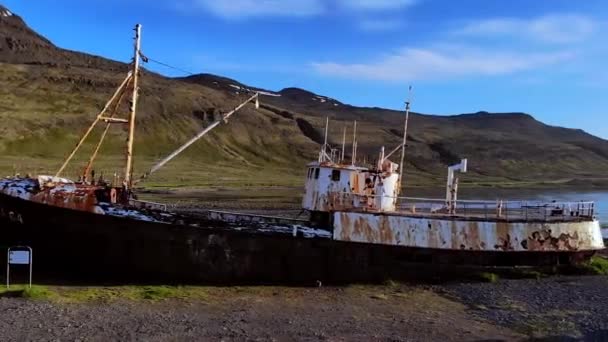 日落时在冰岛西北部最古老的Ba 64号船 高质量的4K镜头 — 图库视频影像