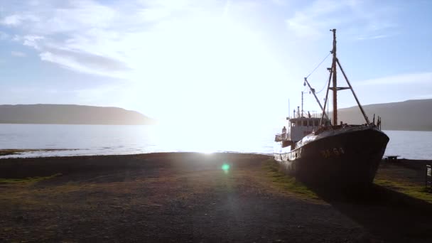 日落时在冰岛西北部最古老的Ba 64号船 高质量的4K镜头 — 图库视频影像