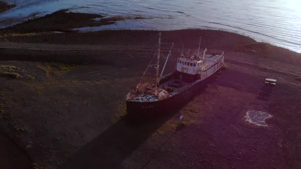 日没時に北西アイスランドで最も古いボートGarar 高品質4K映像 — ストック動画