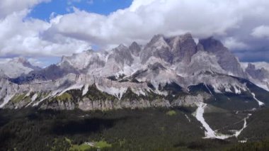 Dolomites Dağları İtalya İHA 'dan ateş ediyor. Yüksek kaliteli FullHD görüntüler