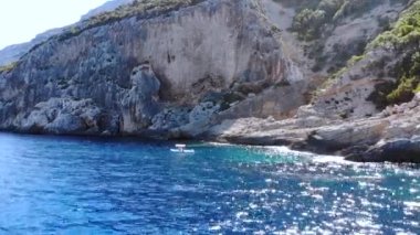 İtalya 'da Sardunya' da bir tekne. İnsansız hava araçlarıyla ateş etmek. Yüksek kaliteli FullHD görüntüler