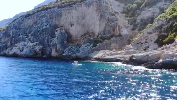 Σκάφος Στο Νερό Ιταλία Σαρδηνία Πυροβολισμοί Τηλεκατευθυνόμενα Υψηλής Ποιότητας Υλικό — Αρχείο Βίντεο