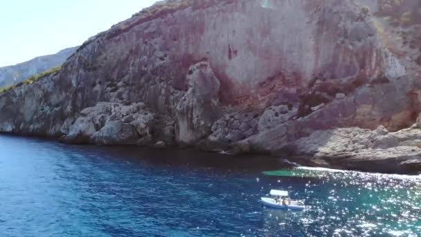 Σκάφος Στο Νερό Ιταλία Σαρδηνία Πυροβολισμοί Τηλεκατευθυνόμενα Υψηλής Ποιότητας Υλικό — Αρχείο Βίντεο