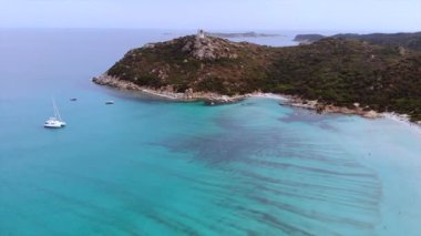 İtalya, Sardunya, Villasimius yakınlarındaki Simius Plajı. Uçan İHA 'nın görüntüsü. Yüksek kalite 4k görüntü