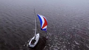 Bir İHA 'dan ateş etmek. Bir yelkenli. Hollanda. Yüksek kalite 4k görüntü