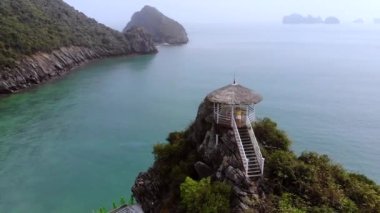 Vietnam Halong Körfezi 'ndeki ünlü Maymun Adası' nın üzerinde uçuyor. Yüksek kalite 4k görüntü