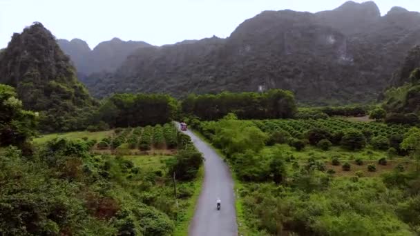 ベトナムのCatba ドローンは現代の道路を飛び越え 熱帯雨林の間を丘陵地帯に横断する高品質の4K映像 — ストック動画