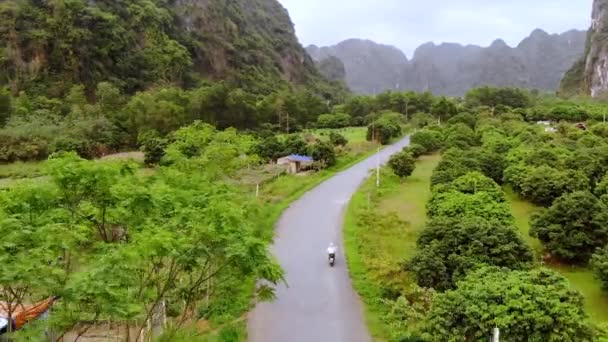 Wietnam Catba Dron Przelatuje Nad Nowoczesną Drogą Ruchem Rozciągającym Się — Wideo stockowe