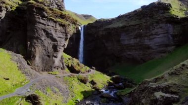 Kvernufoss şelalesi İzlanda dronu. Yüksek kalite 4k görüntü