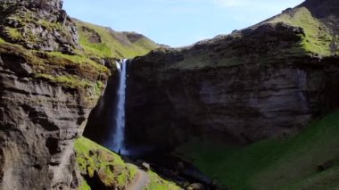 Kvernufoss şelalesi İzlanda dronu. Yüksek kalite 4k görüntü