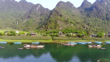 Vietnam 'da, Nhat Le nehri üzerinde Dong Hoi' de yelken açan geleneksel mavi Vietnam balıkçı teknesi. Yüksek kalite 4k görüntü