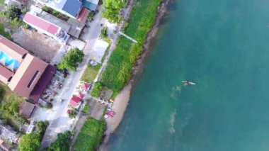 Vietnam 'da, Nhat Le nehri üzerinde Dong Hoi' de yelken açan geleneksel mavi Vietnam balıkçı teknesi. Yüksek kalite 4k görüntü