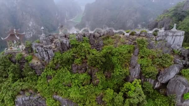 Liegender Drache Auf Den Kalksteinbergen Ninh Binh Vietnam Hochwertiges Filmmaterial — Stockvideo