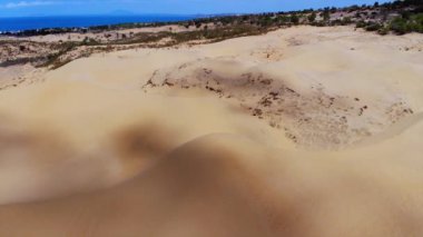 Vietnam 'da bir çöl kumunun tepesinde uçan bir hava. Yüksek kalite 4k görüntü