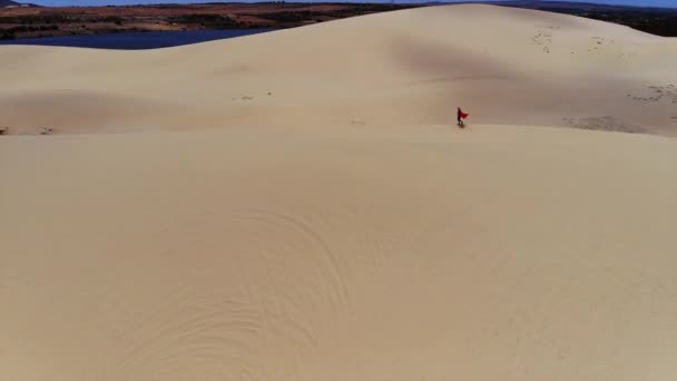 베트남의 꼭대기 고품질 여자가 사막을 걸어다니며 — 비디오