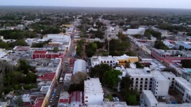 Yucatan Meksika 'daki Valladolid Meydanı üzerinde hava aracı görüntüsü. Yüksek kalite 4k görüntü