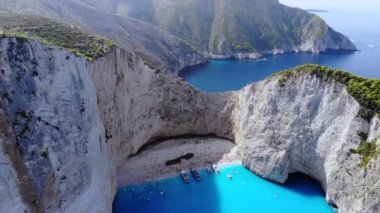 Yunanistan 'ın İyon Adası Zakynthos. Navagio Sahil Koyu ve uçurumların havası. Yüksek kalite 4k görüntü