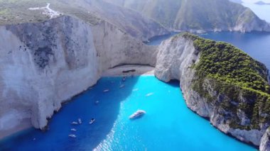 Yunanistan 'ın İyon Adası Zakynthos. Navagio Sahil Koyu ve uçurumların havası. Yüksek kalite 4k görüntü