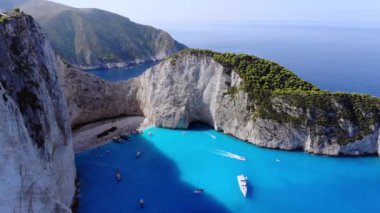 Yunanistan 'ın İyon Adası Zakynthos. Navagio Sahil Koyu ve uçurumların havası. Yüksek kalite 4k görüntü