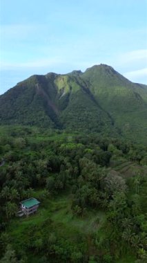 Yeşil volkan Camiguin Adası. Filipinler. Drone. Yüksek kalite 