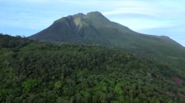 Yeşil volkan Camiguin Adası. Filipinler. Drone. Yüksek kalite 4k görüntü