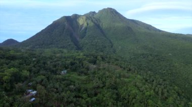 Yeşil volkan Camiguin Adası. Filipinler. Drone. Yüksek kalite 4k görüntü