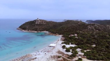 İtalya, Sardunya, Villasimius yakınlarındaki Simius Plajı. Uçan İHA 'nın görüntüsü. Yüksek kalite 4k görüntü