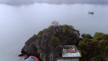Vietnam Halong Körfezi 'ndeki ünlü Maymun Adası' nın üzerinde uçuyor. Yüksek kalite 4k görüntü