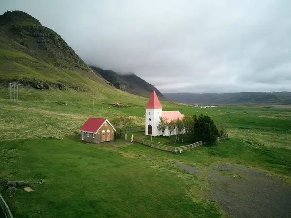 Den Isländska Vita Kyrkan Drönaren Högkvalitativt Foto — Stockfoto