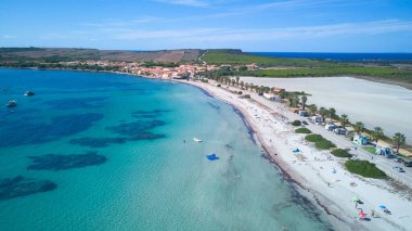 Yukarıdan ateş ediyorlar. İtalya Sardunya Sahili. Spiaggia di Putzu Idu. Yüksek kalite fotoğraf