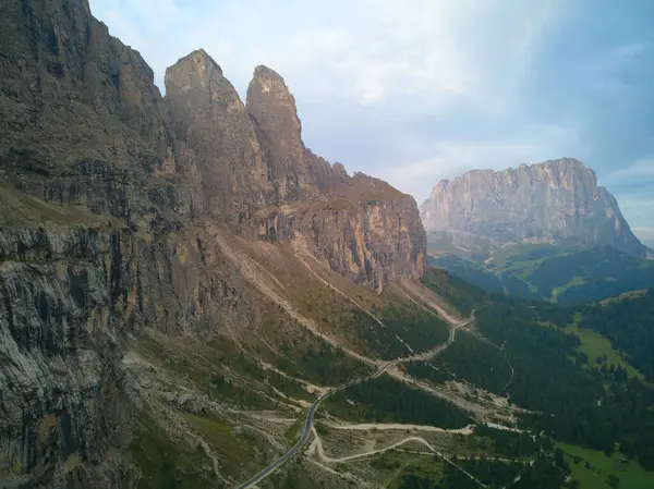 İtalya 'nın Dolomitlerinde gündoğumu. Bir İHA 'dan ateş etmek. Yüksek kalite fotoğraf