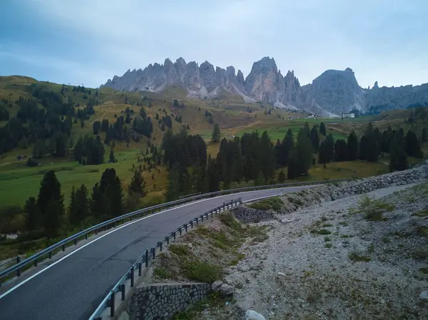 İtalya 'nın Dolomitlerinde gündoğumu. Bir İHA 'dan ateş etmek. Yüksek kalite fotoğraf