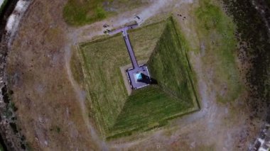 Kırsaldaki güzel bir kilisenin insansız hava aracı görüntüsü.