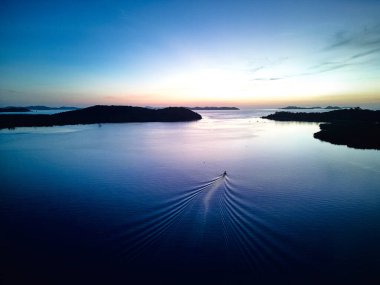 Coron 'daki güzel günbatımı olan adaların insansız hava aracı manzarası. Palawan 'da. Filipinler. Yüksek kalite fotoğraf
