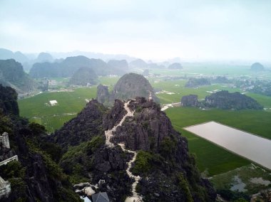 Ninh Binh Vietnam 'daki dağ ve göl kenarındaki evler. Yüksek kalite fotoğraf