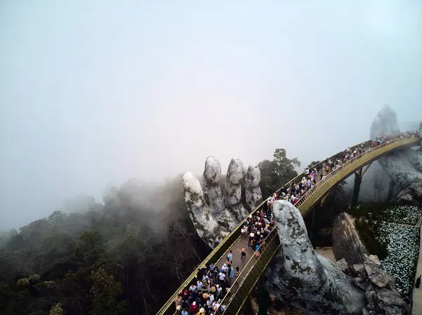 Danang şehrindeki Altın Köprü 'nün havadan görüntüsü. Vietnam . Yüksek kalite fotoğraf