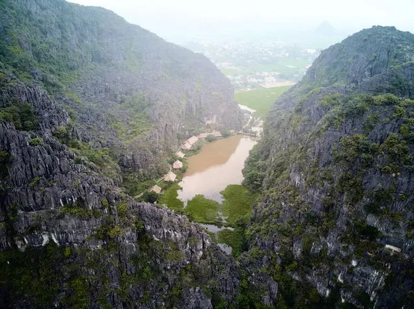 Ninh Binh Vietnam 'daki dağ ve göl kenarındaki evler. Yüksek kalite fotoğraf