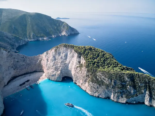 Yunanistan 'ın İyon Adası Zakynthos. Navagio Sahil Koyu ve uçurumların havası. Yüksek kalite fotoğraf