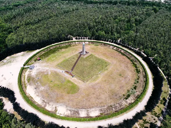 Austerlitz, Hollanda Piramidinin yörüngesindeki insansız hava aracı görüntüsü. Yüksek kalite fotoğraf