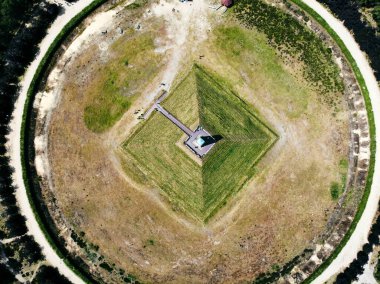 Austerlitz, Hollanda Piramidinin yörüngesindeki insansız hava aracı görüntüsü. Yüksek kalite fotoğraf