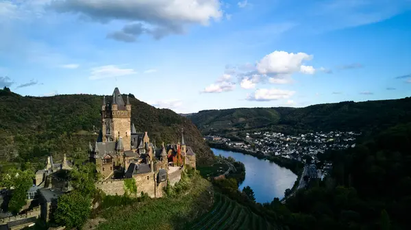 Cochem Kasabası 'nın havadan görünüşü. Almanya. Yüksek kalite fotoğraf