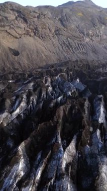 Solheimajokull Buzulu İzlanda Dikey İHA. Yüksek kaliteli FullHD görüntüler