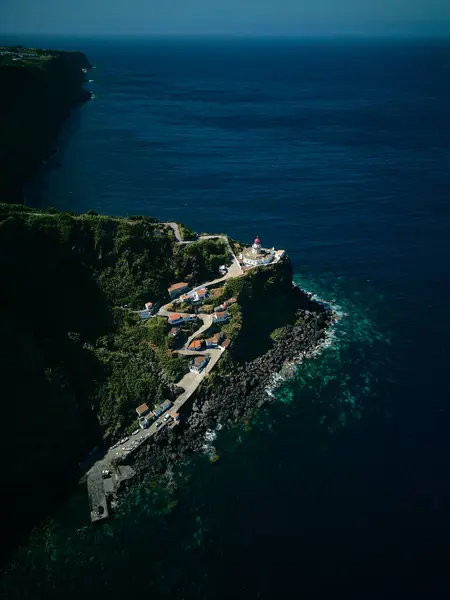 Farol do Arnel Işık Evi Sao Miguel Azores Portekiz dronu