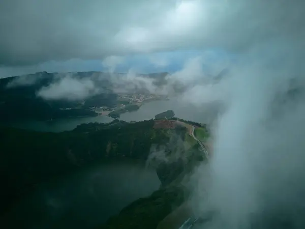 Dağların üzerinde sis Sao Miguel Azores Portekiz İHA 'sı 
