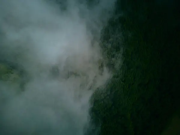 Dağların üzerinde sis Sao Miguel Azores Portekiz İHA 'sı 